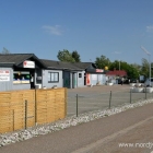 Kaufmann, Servicebüro und Hot Dog-Bude vor Ort