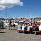 vollbesetzte Fischbuden im Hafen