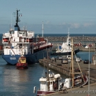 Der Tanker Viscaria wird aus dem Hafen geschleppt