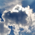 Ein Wölkchen am strahlend blauen Himmel