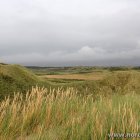 Grauer Himmel und Dünen