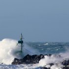 Hohe Wellen an Hirtshals Mole