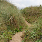 Weg zwischen den Bunkern am Leuchtturm